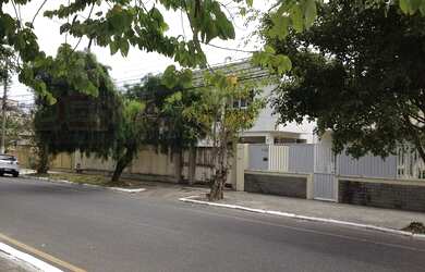 Imagem: A casa possui 5 Dormitórios, 5 Banheiros, 5 Vagas na garagem