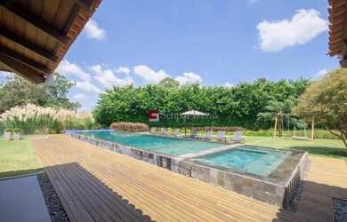 Imagem: A casa em condomínio possui 5 Dormitórios, 5 Banheiros, 1.000m²