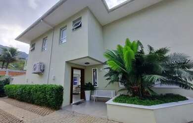 Imagem: A casa em condomínio e possui 5 Dormitórios, Suítes, 5 Banheiros