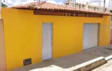 Imagem: A casa possui 3 Dormitórios, 1 Banheiro, 2 Vagas na garagem