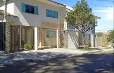 Imagem: A casa possui 3 Dormitórios, 3 Banheiros, 2 Vagas na garagem