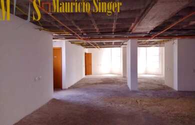 Imagem: O depósito possui 5 Vagas na garagem, 232m² de Área e Imóvel