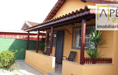 Imagem: A casa possui 5 Dormitórios, 3 Banheiros, 3 Vagas na garagem