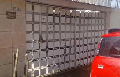 Imagem: A casa possui 3 Dormitórios, 3 Banheiros, 2 Vagas na garagem