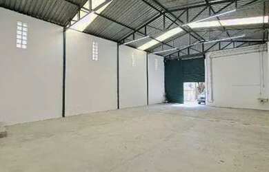 Imagem: O depósito possui 5 Vagas na garagem e 220m² de Área e está