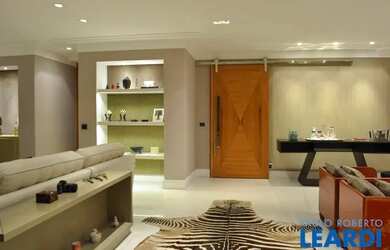 Imagem: O apartamento possui 2 Dormitórios, 5 Banheiros, 4 Vagas na