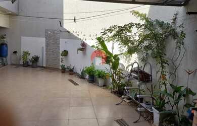 Imagem: A casa possui 2 Dormitórios, 3 Banheiros, 3 Vagas na garagem