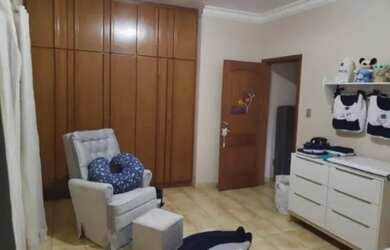 Imagem: A casa possui 2 Dormitórios, 2 Banheiros, 3 Vagas na garagem