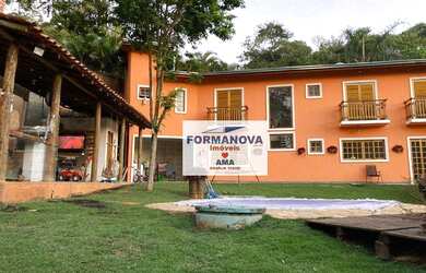 Imagem: A casa possui 4 Dormitórios, 4 Banheiros, 5 Vagas na garagem