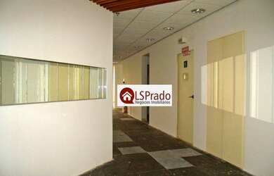 Imagem: O depósito possui 5 Vagas na garagem, 208m² de Área e está