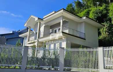 Imagem: A casa possui 4 Dormitórios, 3 Banheiros, 2 Vagas na garagem