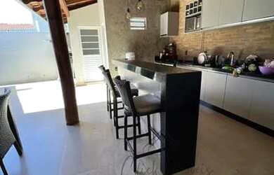 Imagem: A casa possui 2 Dormitórios, 2 Banheiros, 2 Vagas na garagem