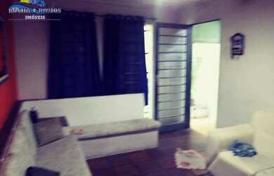 Imagem: A casa possui 3 Dormitórios, 1 Banheiro, 2 Vagas na garagem