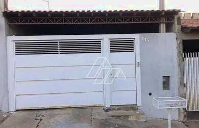 Imagem: A casa possui 3 Dormitórios, 2 Banheiros, 2 Vagas na garagem