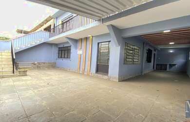 Imagem: A casa possui 4 Dormitórios, 3 Banheiros, 2 Vagas na garagem