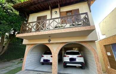 Imagem: A casa possui 4 Dormitórios, 5 Banheiros, 4 Vagas na garagem