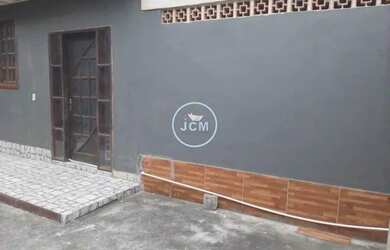 Imagem: A casa possui 2 Dormitórios, 1 Banheiro, 2 Vagas na garagem