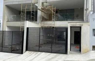 Imagem: A casa possui 3 Dormitórios, 4 Banheiros, 2 Vagas na garagem