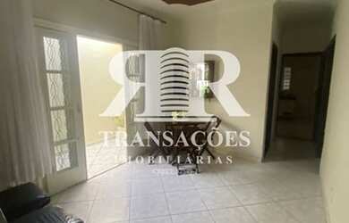 Imagem: A casa possui 2 Dormitórios, 1 Banheiro, 2 Vagas na garagem