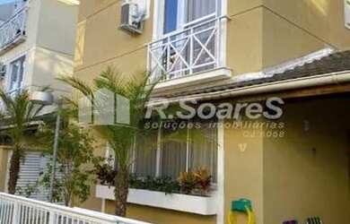 Imagem: A casa em condomínio possui 4 Dormitórios, 5 Banheiros, 2