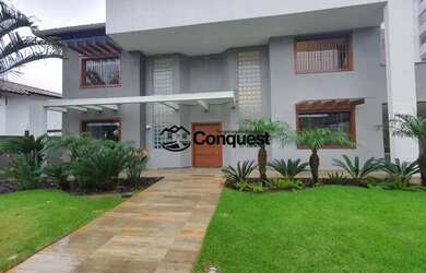 Imagem: A casa possui 4 Dormitórios, 4 Banheiros, 5 Vagas na garagem