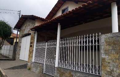 Imagem: A casa possui 4 Dormitórios, 1 Banheiro e está localizado