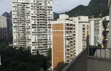 Imagem: O apartamento possui 3 Dormitórios, 1 Banheiro, 2 Vagas na