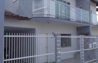 Imagem: A casa possui 3 Dormitórios, 1 Banheiro, 1 Vaga na garagem