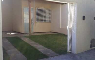 Imagem: A casa possui 2 Dormitórios, 1 Banheiro, 2 Vagas na garagem