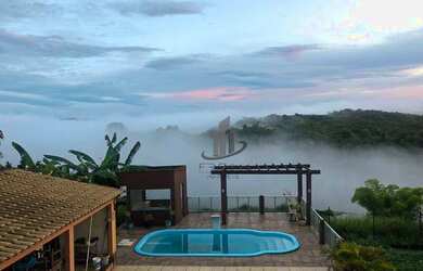 Imagem: A casa possui 3 Dormitórios, 4 Banheiros, 2 Vagas na garagem