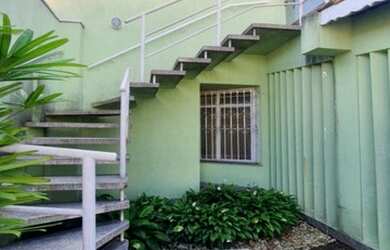 Imagem: O depósito possui 2 Vagas na garagem, 300m² de Área e está