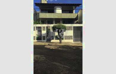 Imagem: A casa possui 4 Dormitórios, 3 Banheiros, 3 Vagas na garagem