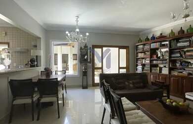 Imagem: A casa possui 3 Dormitórios, 1 Banheiro, 2 Vagas na garagem