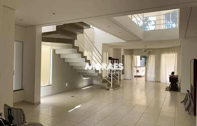 Imagem: A casa possui 5 Dormitórios, 5 Banheiros, 4 Vagas na garagem