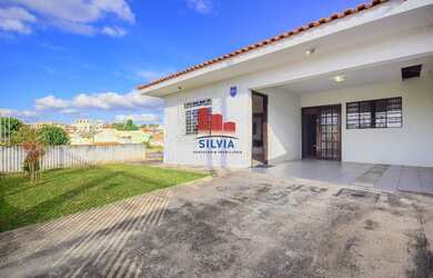 Imagem: A casa possui 3 Dormitórios, 3 Banheiros, 2 Vagas na garagem