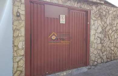 Imagem: A casa possui 2 Dormitórios, 1 Banheiro, 2 Vagas na garagem