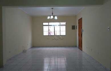 Imagem: A casa possui 3 Dormitórios, 2 Banheiros, 1 Vaga na garagem