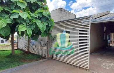 Imagem: A casa possui 3 Dormitórios, 2 Banheiros, 4 Vagas na garagem