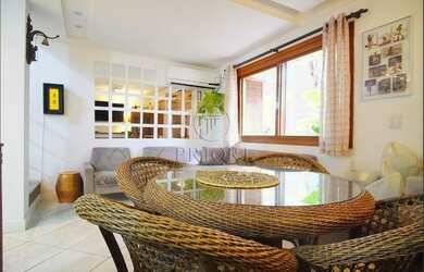 Imagem: A casa possui 3 Dormitórios, 2 Banheiros, 1 Vaga na garagem