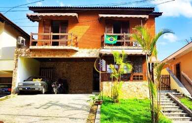 Imagem: A casa possui 3 Dormitórios, 5 Banheiros, 4 Vagas na garagem