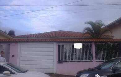 Imagem: A casa possui 3 Dormitórios, 1 Banheiro, 2 Vagas na garagem