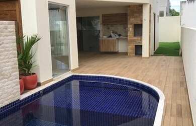 Imagem: A casa possui 3 Dormitórios, 2 Banheiros, 2 Vagas na garagem