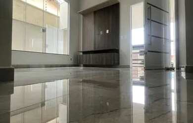 Imagem: A casa possui 3 Dormitórios, 4 Banheiros, 2 Vagas na garagem