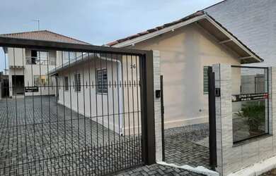 Imagem: A casa possui 3 Dormitórios, 1 Banheiro, 1 Vaga na garagem