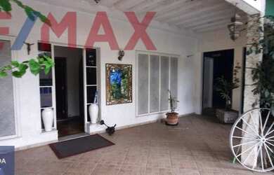 Imagem: A casa possui 4 Dormitórios, 5 Banheiros, 4 Vagas na garagem