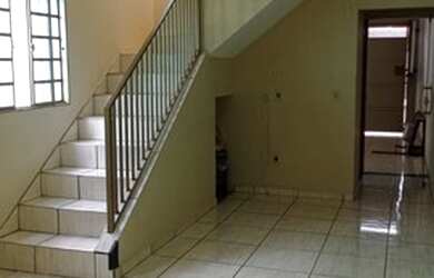 Imagem: A casa possui 3 Dormitórios, 3 Banheiros, 2 Vagas na garagem