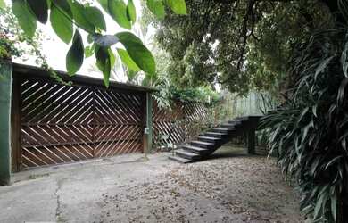 Imagem: A casa possui 3 Dormitórios, 2 Banheiros, 4 Vagas na garagem