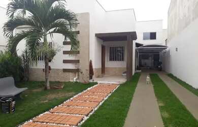 Imagem: A casa possui 2 Dormitórios, 3 Banheiros e 4 Vagas na garagem