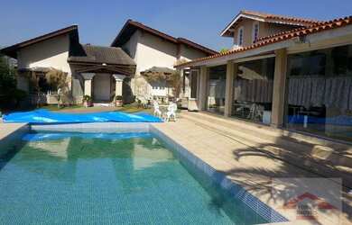 Imagem: A casa em condomínio possui 4 Dormitórios, 2 Banheiros, 474m²