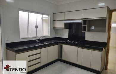 Imagem: A casa possui 3 Dormitórios, 2 Banheiros, 2 Vagas na garagem